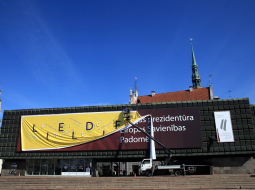Tieši komunistiskā genocīda upuru piemiņas dienā 25.martā vienlaikus ar represēto piemiņas gājienu no Strēlnieku laukuma uz Okupācijas muzeja sienas pēc Rīgas pašvaldības pavēles tika izkārts milzīgs plakāts "Priecīgas Lieldienas!". Foto: Edijs Pālens, LETA