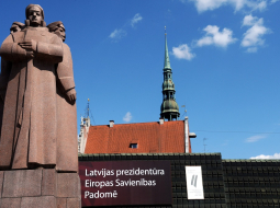 Strēlnieku laukums un Okupācijas muzeja ēka. Foto: Edijs Pālens, LETA