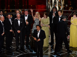 Filmas "Birdman" komanda, saņemot Oskara balvu. Foto: AFP/LETA