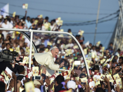 Pāvests Francisks sveicinās ar filipīniešiem. Foto: AFP/LETA