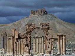 Senās Palmīras cietokšņa drupas un pilsētas vārti 2014.gadā. Foto: AFP/LETA