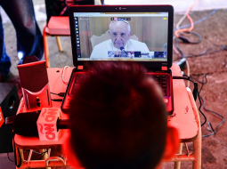 Pāvesta Franciska runu klausās internetā. Foto: AFP/LETA