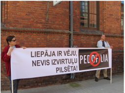 Protestētāji pie Liepājas tiesas. Foto no portāla "Liepajniekiem.lv"