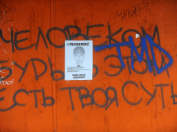 Policijas meklētā Imantas pedofila portrets tika izlīmēts ielās. Foto: Ieva Lūka, LETA