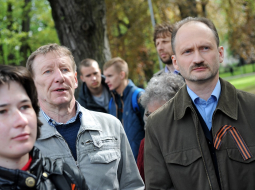 Partijas "Latvijas Krievu savienība" līdzpriekšsēdētājs Miroslavs Mitrofanovs (no labās) un Jurijs Petropavlovskis pirms gada 8.maijā piedalās Latvijas Krievu savienības rīkotajā mītiņā "pret politisko un militāro teroru Ukrainā" iepretim Ukrainas vēstniecībai. Foto: Ieva Lūka, LETA
