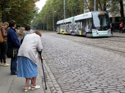 Rīgas sabiedriskā transporta pieturvieta. Foto: Evija Trifanova, LETA