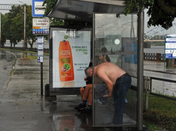 Pieturvietās Rīgā reklāmas izvietošana joprojām Rīgas domes valdošos atbalstošajai "JCDecaux Latvija". Foto: Edijs Pālens, LETA