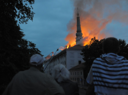 Degošā Rīgas pils pirms diviem gadiem. Foto: Gints Ivuškāns, F64