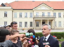 Polijas kultūras ministra vietnieks Pjotrs Zuhovskis 28.augustā preses konferencē Varšavā stāsta par atrasto nacistu "zelta vilcienu". Foto: EPA/LETA