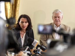 Valbžihas mēra vietnieks Zigmunts Novačiks (pa labi) preses konferencē kopā ar nacistu vilciena atradēju pārstāvi Malgoržatu Sosnovsku. Foto: EPA/LETA