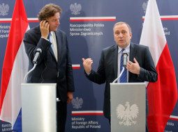 Polijas ārlietu ministrs Gžegožs Shetina (pa labi) un Nīderlandes ārlietu resora vadītājs Berts Kunders preses konferencē. Foto: EPA/LETA