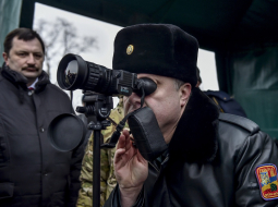 Ukrainas prezidents Petro Porošenko armijas mācību bāzē. Foto: EPA/LETA