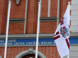 Valsts prezidenta standarts pie Melngalvju nama. Foto: Edijs Pālens, LETA