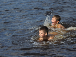 Puikas peldas Daugavā pie Lucavsalas. Foto: Evija Trifanova, LETA
