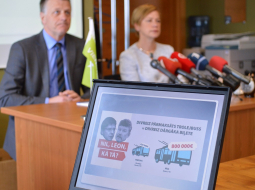 Rīgas domes "Vienotības" frakcijas deputāti Olafs Pulks un Sarmīte Ēlerte piedalās preses konferencē, kas veltīta Rīgas domes ārkārtas sēdes sasaukšanai, lai lemtu par domes Satiksmes departamenta direktora Vitālija Reinbaha atbrīvošanu no amata. Foto: Elvis Dāgs Vīgants, LETA