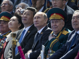 Krievijas prezidents Vladimirs Putins (centrā) parādes laikā ar saviem atbalstītājiem - Ķīnas prezidentu Sji Dzjiņpinu (pa kreisi no Putina) un Kazahstānas prezidentu Nursultanu Nazarbajevu (no labās). Foto: AFP/LETA