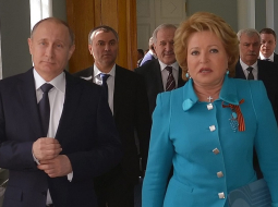 Krievijas prezidents Vladimirs Putins (no kreisās) un parlamenta spīkere Valentīna Matvijenko. Foto: EPA/LETA