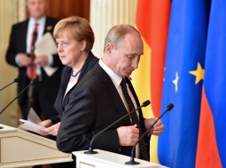 Krievijas prezidents Vladimirs Putins un Vācijas kanclere Angela Merkele kopīgajā preses konferencē. Foto: AFP/LETA