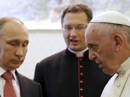 Krievijas prezidents Vladimirs Putins (no kreisās) sarunā ar pāvestu Francisku. Foto: EPA/LETA