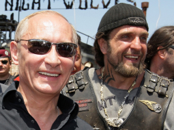 Krievijas prezidents Vladimirs Putins (no kreisās) un "Nakts vilku" vadonis Aleksandrs Zaldostanovs. Foto: AFP/LETA