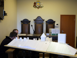 Rīgas pilsētas Centra rajona tiesā sāk skatīt Rīgas pils ugunsgrēka krimināllietu. Tiesas zālē arī Rīgas pils makets. Foto: Ieva Čīka, LETA