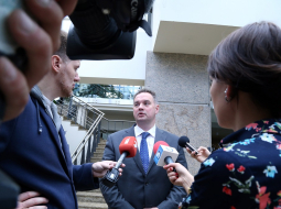 Rīgas pilsētas izpilddirektors Juris Radzēvičs atbild uz žurnālistu jautājumiem par Eiropraida pasākumiem Rīgā. Foto: Edijs Pālens, LETA