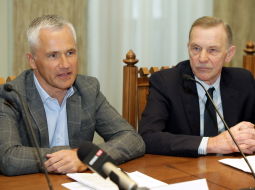 Būvuzņēmuma "RE&RE" vadītāji Ainārs Pauniņš (no kreisās) un Didzis Putniņš piedalās preses konferencē. Vēl pirms Zolitūdes lielveikala sabrukšanas. Foto: Ieva Čīka, LETA