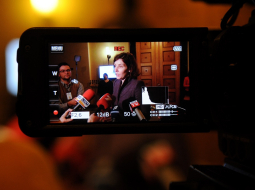 Ekonomikas ministre Dana Reizniece-Ozola (ZZS) pēc valdības sēdes, kurā lēma par nepiedalīšanos "Expo", atbild uz žurnālistu jautājumiem. Foto: Edijs Pālens, LETA