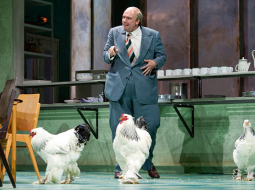 Pilsētas galva Skvozņiks–Dmuhonovskis, ko spēlē Mihaels Mertenss, ir tramīgs kā stirna un allaž norūpējies, bet pa īstam nobijies te tomēr nav neviens.