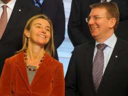 Eiropas Savienības Augstās pārstāve ārlietās un drošības politikas jautājumos un Eiropas Komisijas viceprezidente Federika Mogerīni un ārlietu ministrs Edgars Rinkēvičs pirms Latvijas valdības un Eiropas Komisijas komisāru kopīgās fotografēšanās Latvijas Nacionālajā bibliotēkā. Foto: Ieva Lūka, LETA