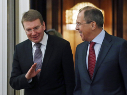 Latvijas ārlietu ministrs Edgars Rinkēvičs (no kreisās) tikšanās laikā ar Krievijas ārlietu ministru Sergeju Lavrovu. Foto: EPA/LETA