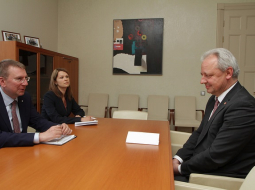 29.jūnijā ārlietu ministrs Edgars Rinkēvičs tikās ar Beļģijas Karalistes vēstnieku Latvijā Franku Arnautu (Frank Arnauts), kurš bija ieradies atvadu vizītē. Foto: Ārlietu ministrija