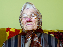Būdama katoliete, Tekla Šepeļeva nebaidās nāves. Tomēr tā met līkumu 105 gadus vecajai sievietei.