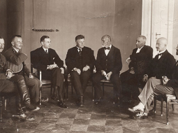 Rainis diplomāts — ar Latvijas delegācijas dalībniekiem 1920.gada Baltijas valstu konferencē Bulduros. No kreisās: K.Ramats, P.Radziņš, Zigfrīds Anna Meierovics, Kārlis Ulmanis, Rainis, K.Kasparsons, V.Zāmuels, H.Albats.