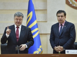Ukrainas prezidents Petro Porošenko (no kreisās) un Mihails Saakašvili. Foto: EPA/LETA