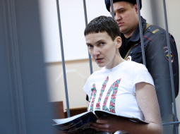 Nadežda Savčenko Maskavas tiesā. Foto: ITAR-TASS/LETA