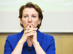 Izglītības ministre Mārīte Seile atcēla skolēnu dziesmu un deju svētku gājienu, taču liela daļa dalībnieku tomēr devās gājienā. Foto: Dmitrijs Suļžics, F64