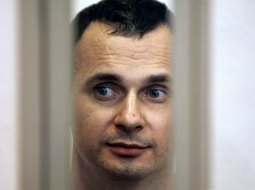 Ukrainas kinorežisors Oļegs Sencovs tiesas zālē. Foto: AFP/LETA