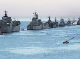 Melnās jūras flotes karakuģi Sevastopolē šogad maijā. Foto: ITAR-TASS/LETA