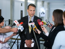 Polijas Seima vadītājs Radoslavs Sikorskis atbild uz žurnālistu jautājumiem pēc paziņojuma par atkāpšanos. Foto: EPA/LETA