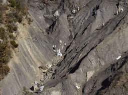 Franču glābšanas vienību darbinieki un izmeklētāji vāc Germanwings lidmašīnas atlūzas un meklē bojāgājušo mirstīgās atliekas Alpu nogāzē 13.aprīlī.