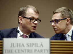Juha Sipila (no kreisās) un Aleksandrs Stubs. Foto: AFP/LETA