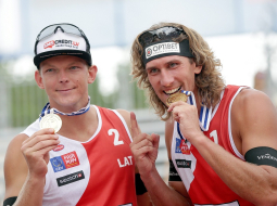 Pludmales volejbolisti Jānis Šmēdiņš (no kreisās) un Aleksandrs Samoilovs ar Eiropas zelta medaļām. Foto: EPA/LETA