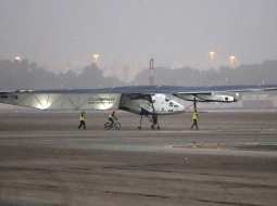 "Solar Impulse 2" lidmašīna gatavojas pacelties no Abū Dabi lidlauka. Foto: EPA/LETA