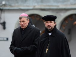 Katoļu baznīcas arhibīskaps Zbigņevs Stankēvičs (no kreisās) Krusta ceļā plecu pie pleca ar luterāņu arhibīskapu Jāni Vanagu. Foto: Gints Ivuškāns, F64