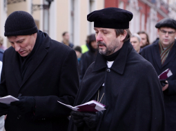 Romas Katoļu baznīcas arhibīskaps-metropolīts Zbigņevs Stankevičs (no kreisās) un Latvijas evaņģēliski luteriskās baznīcas arhibīskaps Jānis Vanags piedalās Lielās Piektdienas lūgšanu gājienā - ekumēniskajā krusta ceļā. Foto: Edijs Pālens, LETA