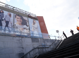 Pagaidām Rīgas centrā vēl redzami abi zīmoli - gan "Stockmann", gan "Seppälä". Foto: Evija Trifanova, LETA