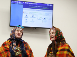Suitu sievas reklamē ne tikai e-pakalpojumus. Foto: Evija Trifanova, LETA