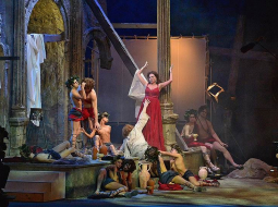 Skats no Novosibirskas operas teātrī iestudētās Riharda Vāgnera operas "Tanheizers". Foto no Krievijas medija "Kommersant"