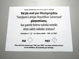 2012.gada februārī notika tautas nobalsošana par latviešu valodas statusu. Attēlā - balsošanas zīme tautas nobalsošanā par likumprojekta "Grozījumi Latvijas Republikas Satversmē" pieņemšanu, kas paredz krievu valodai otras valsts valodas statusu. Foto: Ieva Čīka, LETA